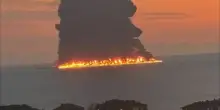 Russia in fiamme, devastante incendio al porto di Sochi. &laquo;Un drone ha colpito una petroliera&raquo;