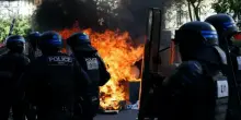 Caos in Francia, scontri e cariche: in piazza mezzo milione di studenti. Vertice d'emergenza all'Eliseo