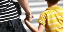 Bimbo di 9 anni chiuso fuori casa: madre condannata a un anno e quattro mesi