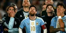 Leo Messi saluta l'Argentina, l'ultima con la nazionale &egrave; da brividi: Scaloni e giocatori in lacrime, fuochi d'artificio e il ricordo del padre