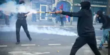 Proteste studenti in Francia, granate stordenti sospese dopo il caso di Lens: cosa sono le "bombe che disorientano"