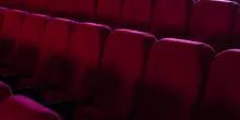 &laquo;Mio marito &egrave; morto davanti a un cinema porno, ci andava travestito da donna. Mi manca, ma mi chiedo se mi abbia mai amata&raquo;