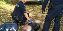 Aggredisce studenti e insegnanti a scuola: nove feriti. Il 19enne scappa, si ferisce e viene arrestato