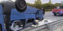 Drammatico incidente stradale: un morto e tre feriti nel violento impatto tra un'auto e un furgone