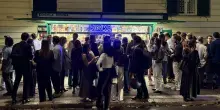 Una notte all?edicola tra arte, aperitivi e dj set. I chioschi dei giornali adesso attirano i ragazzi