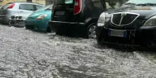 Bomba d'acqua su Napoli, fulmini e forti raffiche di vento: allagamenti e disagi