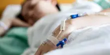 &laquo;Ho vinto un concorso sui social per rifarmi il seno, dopo 6 operazioni oggi ne ho uno solo: non sono nemmeno riuscita ad allattare il mio bambino&raquo;