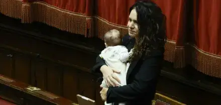 Legge elettorale, la deputata Valentina Barzotti in aula con la figlia piccola per seguire Conte