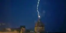 Maltempo in Campania, primi disagi: scuole e strade nel caos, fulmine su una chiesa