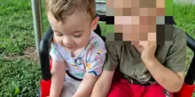 Ucciso a un anno e mezzo dal furgone dell'amico del pap&agrave;: Nicolas gli era corso incontro per salutarlo