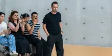Anthony Vaccarello lascia la direzione creativa di Saint Laurent dopo dieci anni. La nota dell'azienda e il post dello stilista: &laquo;A presto&raquo;