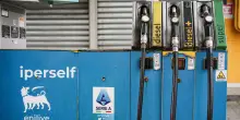 Eni taglia il prezzo del gasolio, torna a 2,19 euro: cos&igrave; cambia il prezzo dei carburanti e il price cap