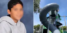 La maglietta si impiglia nello scivolo del parco giochi: muore 13enne