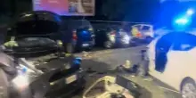 Napoli, incidente in via Terracina: maxi collisione tra auto e paura in serata a Fuorigrotta