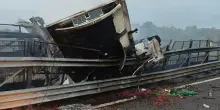 Sicignano degli Albruni, perde il controllo del camion: precipita dal ponte e muore, chi era il camionista