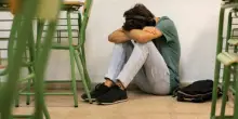 Treviso, 13enne tenta il suicidio a scuola e si butta dal terrazzo: rischia la paralisi. Il sospetto: vittima dei bulli in classe