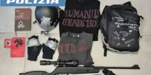 &laquo;Far&ograve; una strage a scuola&raquo;, il video del 14enne con casco militare fa scattare l'allarme: in casa trovati appunti e un giubbotto antiproiettile