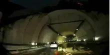 Maltempo a Napoli, raccordo Vomero-Pianura chiuso: crollo davanti alla galleria, spunta un video