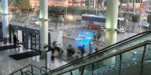 Aeroporto di Napoli, passeggero aggredisce addetta al check-in e tenta di strangolarla col filo del cellulare: arrestato
