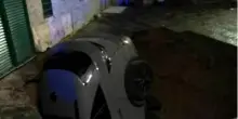 Napoli, voragine a Materdei inghiotte un?auto con un ragazzo dentro: salvato dai vigili del fuoco