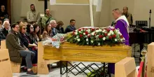 Napoli, l'ultimo saluto al giornalista Francesco Tedesco: commozione e dolore in chiesa, presente anche il sindaco Manfredi