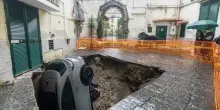 Maltempo a Napoli, crolla un pino al Cardarelli e auto finisce in una voragine a Materdei: il bilancio delle piogge