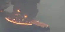 Super petroliera esplode a Hormuz dopo aver urtato una mina, media Iran: &laquo;Transitava lungo una rotta non autorizzata&raquo;