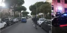 Banda minicar a Roma, caccia al &laquo;biondino&raquo; nelle chat del quartiere: locali vuoti e poche auto in giro, paura a Monteverde