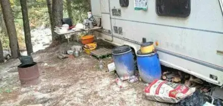 Pastore fuorilegge tiene in scacco la valle: &laquo;Carcasse non seppellite, degrado e cani pericolosi&raquo;. Ma nessuno riesce a fermarlo