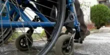 Napoli, una donna disabile rapinata nel rione Vasto: le strappano lo smartphone dalla carrozzina