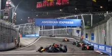 Live GP Singapore, la diretta: Verstappen allunga sensibilmente su Leclerc, Hamilton anticipa tutti e va al cambio gomme