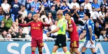 Como-Roma moviola, espulsione diretta per Malen: intervento a gamba tesa su Kaiki, cosa &egrave; successo