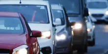 Bollo gratis nel 2027, il paradosso: 5,4 milioni di auto fino a 80 kW rischiano di restare fuori. Il criterio necessario per avere lo sconto