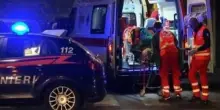 Treviso, cade dal tettuccio di un'auto in movimento mentre girano un video: 23enne in fin di vita