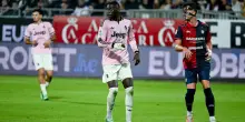 Le pagelle di Cagliari-Juventus 1-1: Kolo Muani (6,5) risponde a Maldini (7,5). Spalletti (5,5) nervoso ed espulso