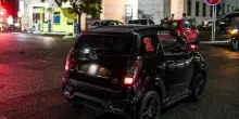 Minicar nera a Monteverde: la denuncia di furto di un avvocato, l'auto rubata (usata dai figli), l'identikit di un biondino, la targa coperta. Cosa non torna