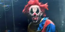 Clown Panic su Disney+, la storia vera dei clown del 2016: avvistamenti nei boschi, scuole chiuse e arresti