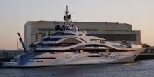 Queen Mavia, sequestrato il maxi yacht da 34 milioni di euro: l'emiro non paga lo stipendio al primo ufficiale infortunato