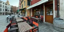&laquo;Ladro di spritz&raquo; a Venezia, lascia vini e liquori e ruba solo Aperol, Campari e Select: quinto furto in pochi mesi