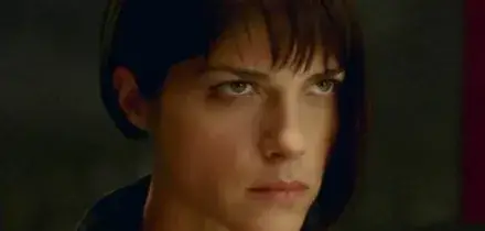 Selma Blair, l'attrice di "Cruel Intentions" arrestata: ha tentato di aprire il portellone in volo e ha aggredito l'equipaggio
