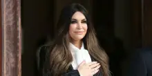 Kimberly Guilfoyle accusata di corruzione, ora la Casa Bianca chiede le dimissioni. Chi &egrave; l'ambasciatrice americana in Grecia (ex di Trump Jr)