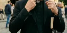 Don Vito Martinelli, chi &egrave; il prete arrestato per abusi su un giovane aspirante sacerdote: le chat su Telegram, le registrazioni e cosa sapeva la Chiesa