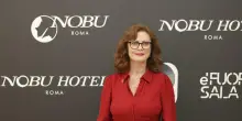 Susan Sarandon a Roma, l'attacco a Trump: &laquo;Un'amministrazione depravata. Per avere certe idee devi essere fuori di testa. Giusto farsi arrestare per Gaza&raquo;