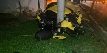 Ferrari Gts da 830 cavalli a tutta birra: ma l'imprenditore perde il controllo, si schianta e la distrugge