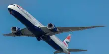 Si rompe il finestrino durante il volo: l'aereo inverte la rotta, costretto all'atterraggio d'emergenza