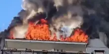 Melito, a fuoco una mansarda: sei famiglie senza casa ed evacuata una scuola, gli abitanti costretti ad allontanarsi