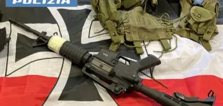 Aveva in casa armi e materiale neonazista: arrestato un 19enne skinhead, i seguaci della chat ?Terza Posizione?