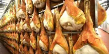 Pordenone, dalle mense delle scuole sparisce il maiale: prosciutto crudo San Daniele solo su richiesta, spuntano pollo al curry e cous cous