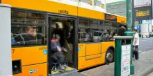 Studente disabile arriva a scuola con un'ora di ritardo: gli autobus non hanno la pedana e lui rimane a terra