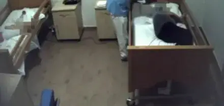 Orrore nella Rsa: botte, umiliazioni e abusi sessuali sulle anziane. Le violenze riprese in video